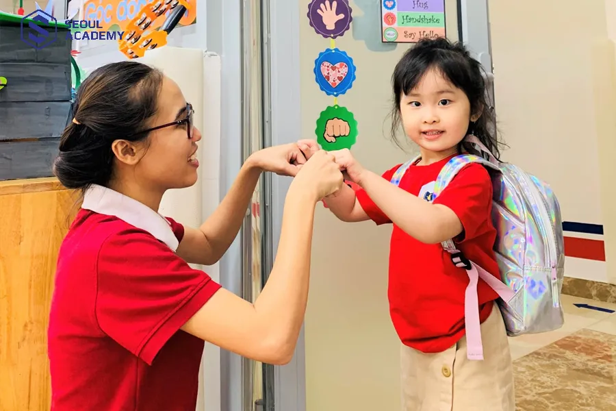 Học sinh nên rèn luyện cách ứng xử với thầy cô, người lớn ngay từ nhỏ Học sinh nên rèn luyện cách ứng xử với thầy cô, người lớn ngay từ nhỏ