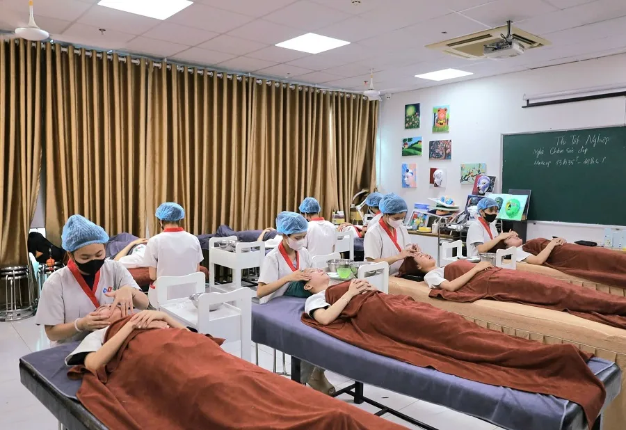 Buổi thi tốt nghiệp của sinh viên ngành Chăm sóc sắc đẹp ở trường Cao đẳng Quốc tế Hà Nội