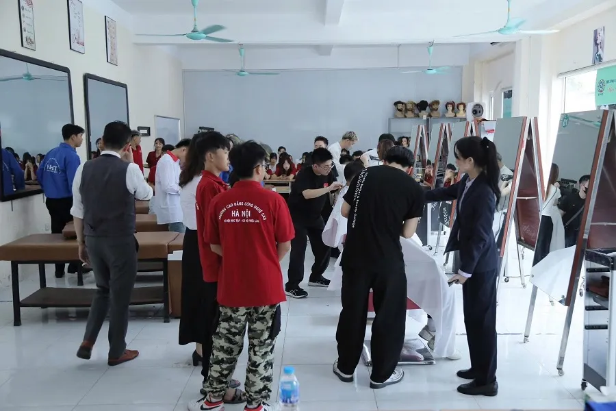 Lớp học cắt tóc tại trường Cao đẳng Công nghệ cao Hà Nội
