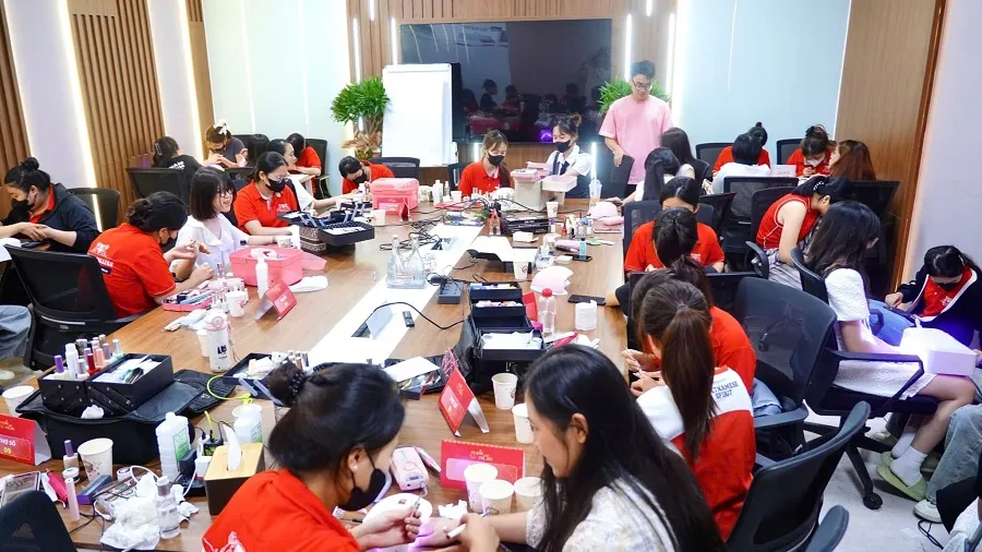 Buổi thực hành làm móng tại trường Cao đẳng Việt Mỹ Hà Nội