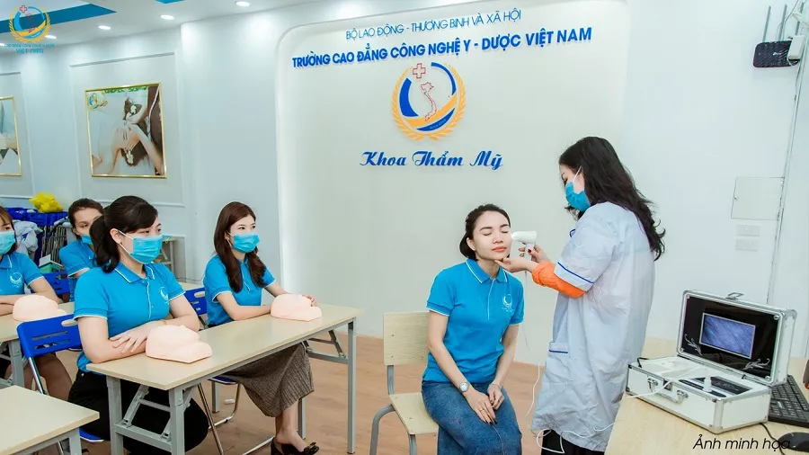 Sinh viên tại trường luôn được hướng dẫn tận tình bởi giảng viên giàu chuyên môn