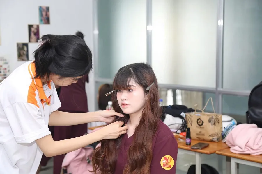 Thực hành trang điểm và tạo mẫu tóc tại trường Cao đẳng Viễn Đông