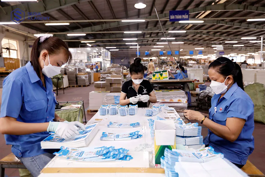 Công nhân có thể làm việc tại các khu công nghiệp, cơ sở sản xuất,... Công nhân có thể làm việc tại các khu công nghiệp, cơ sở sản xuất,...