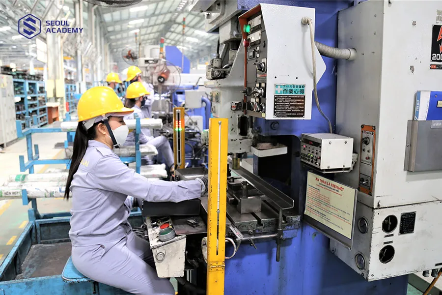 Công nhân có khối lượng công việc nhiều Công nhân có khối lượng công việc nhiều