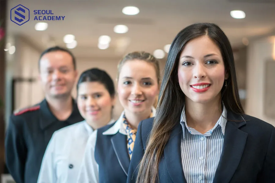 Khách sạn - nhà hàng càng cao cấp, ngoại hình nhân viên lễ tân càng sàng lọc kỹ Khách sạn - nhà hàng càng cao cấp, ngoại hình nhân viên lễ tân càng sàng lọc kỹ