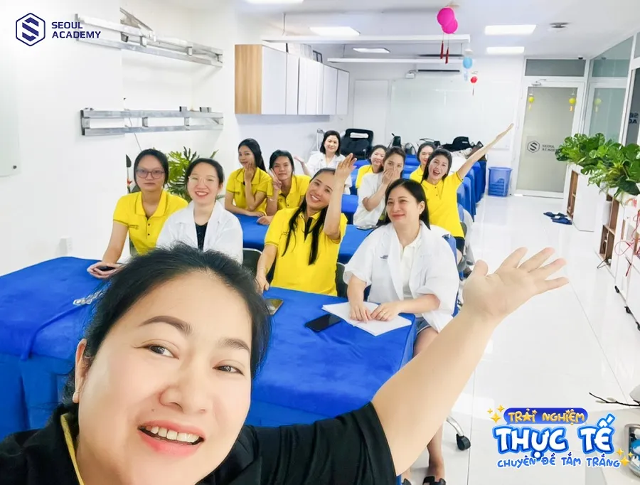 Học nghề tại Seoul Academy học viên sẽ được giảng viên chỉ dẫn tận tình