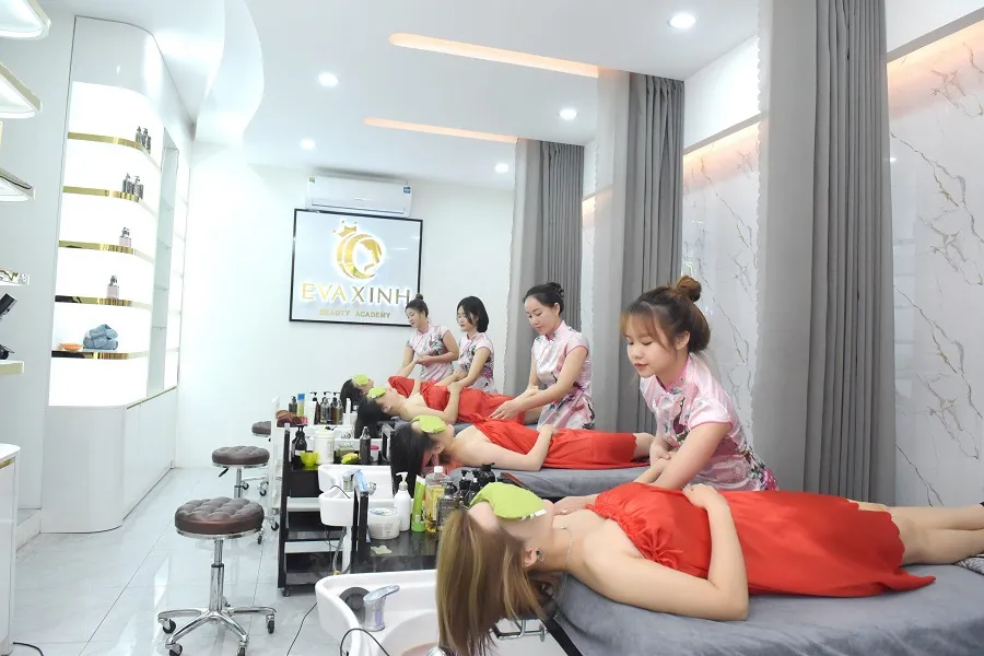 Viện thẩm mỹ Eva Xinh cung cấp đa dạng các khóa học dạy nghề massage, bấm huyệt