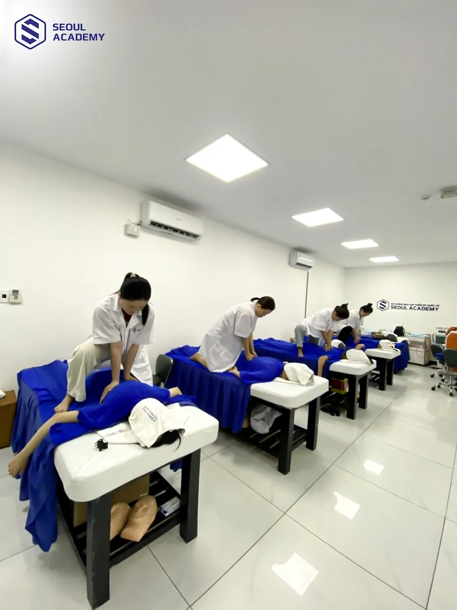 Buổi học thực hành massage body toàn thân, học viên được giảng viên chỉnh tay từng động tác giúp thao tác chuẩn xác và thuần thục