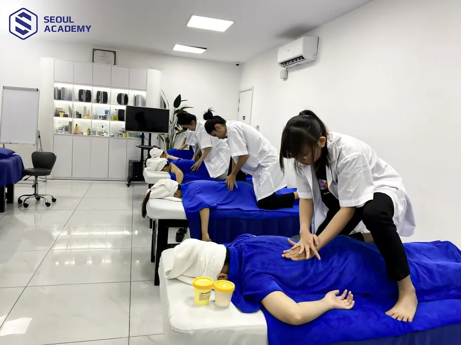Học viên từng thao tác massage trị liệu cổ, vai, gáy giúp rèn luyện kỹ năng nghề chuẩn spa chuyên nghiệp.