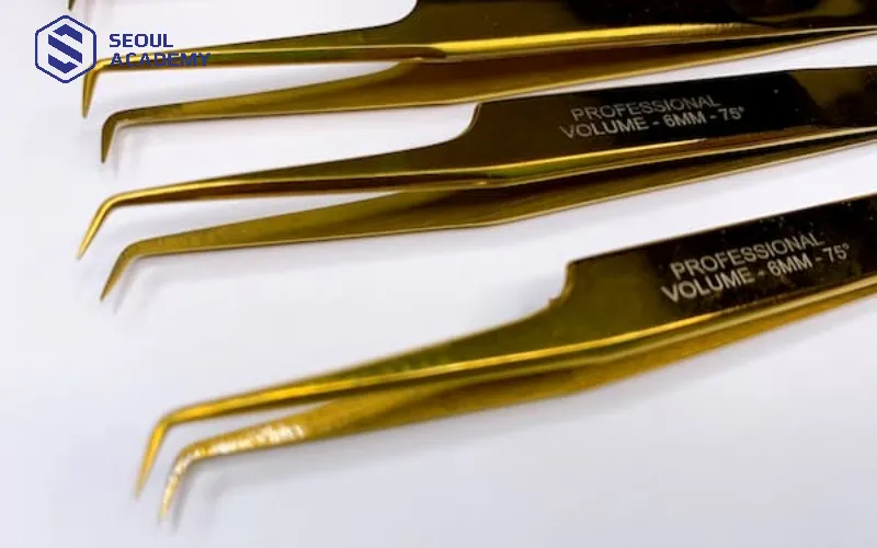 Nhíp là vật dụng cần thiết dùng để gấp từng sợi mi Nhíp là vật dụng cần thiết dùng để gấp từng sợi mi