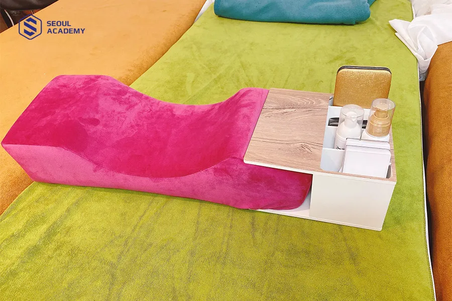 Gối nằm nối mi giúp khách hàng cố định tư thế và vị trí trong quá trình nối Gối nằm nối mi giúp khách hàng cố định tư thế và vị trí trong quá trình nối