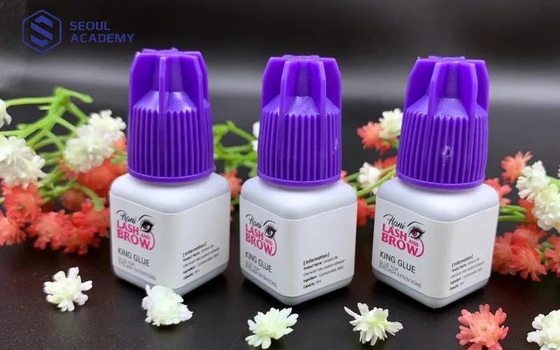 Keo nối mi trong dụng cụ nối mi có 2 loại là dạng lỏng và dạng đặc Keo nối mi trong dụng cụ nối mi có 2 loại là dạng lỏng và dạng đặc