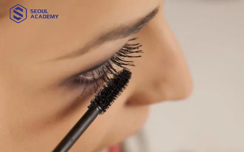 Cọ chải mi giúp định hình hàng mi thật trước khi thao tác nối mi giả Cọ chải mi giúp định hình hàng mi thật trước khi thao tác nối mi giả