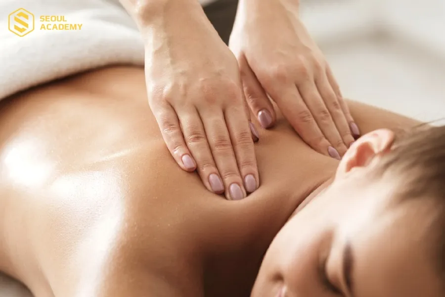 Học theo giáo trình massage body chuyên sâu sẽ giúp bạn nắm vững kiến thức, kỹ năng bài bản hơn