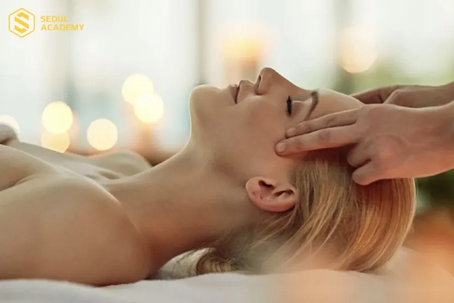 Kỹ thuật massage đầu và mặt giúp thư giãn, dễ ngủ, thích hợp với những  người hay mất ngủ, thường  xuyên đau đầu
