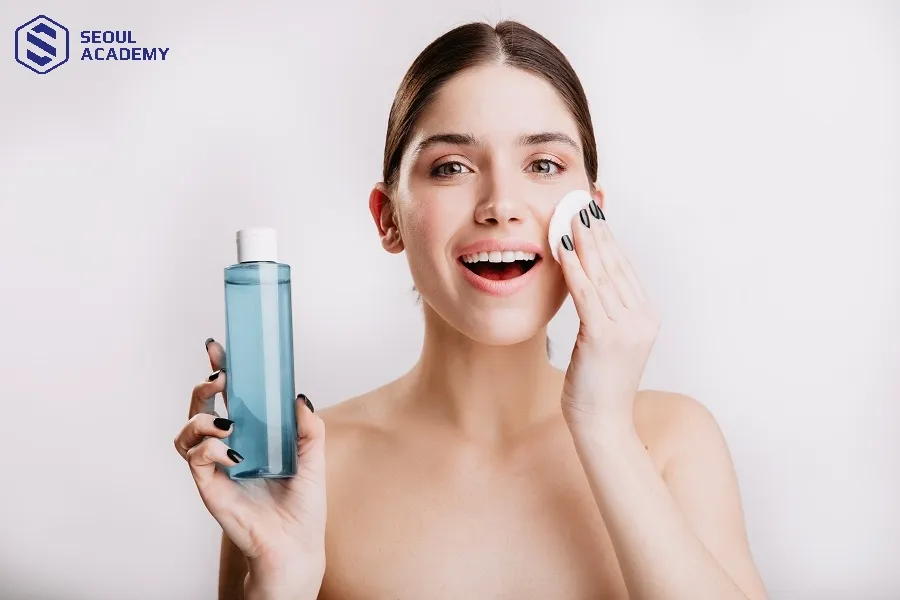 Tẩy trang và sữa rửa mặt là bước quan trọng trong quy trình chăm sóc da mặt