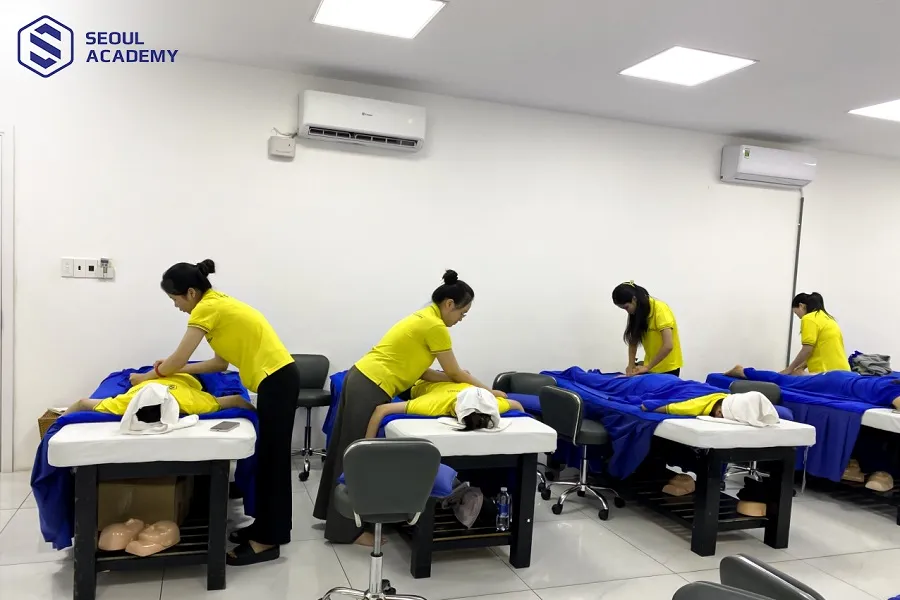 Học các kỹ năng massage trị liệu chuyên sâu giúp hỗ trợ cải thiện sức khỏe cho người cao tuổi