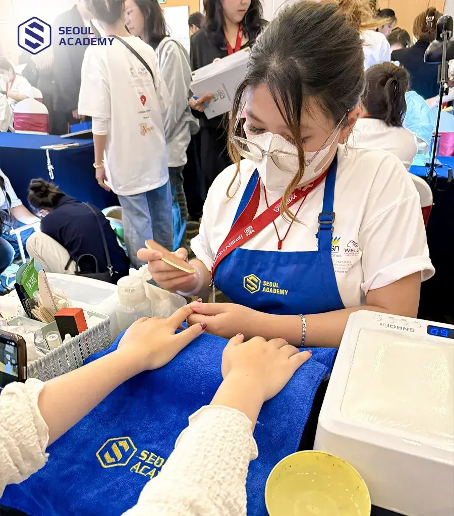 Khóa học nail cấp tốc thường có thời lượng đào tạo ngắn, tập trung vào các kỹ năng thực hành giúp học viên nắm vững tay nghề thực tế 