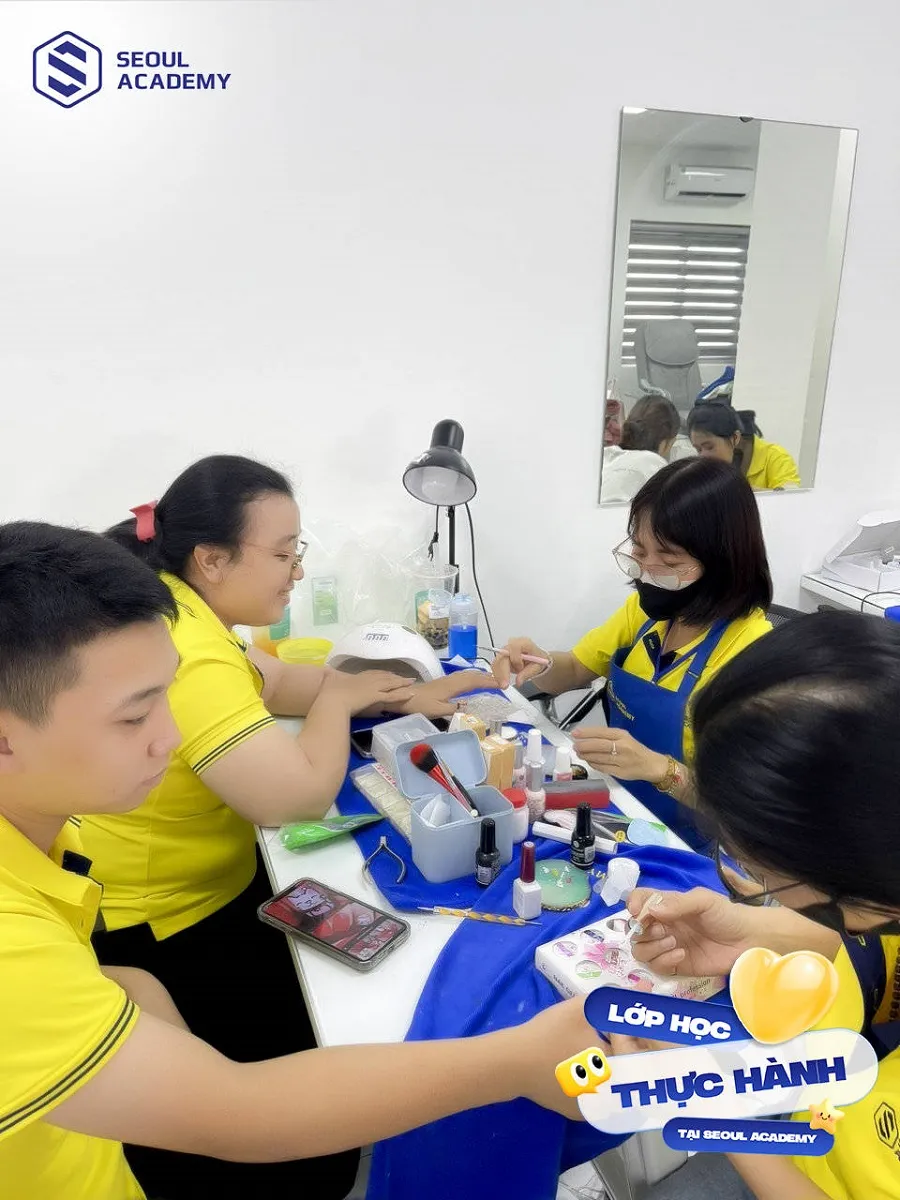 Học viên tại Seoul Academy sẽ được thực hành thường xuyên giúp nắm vững tay nghề và các kỹ năng nail cần thiết