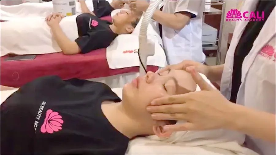 Khóa học nghề nail tại Cali Spa có sự kết hợp chặt chẽ giữa lý thuyết và thực hành