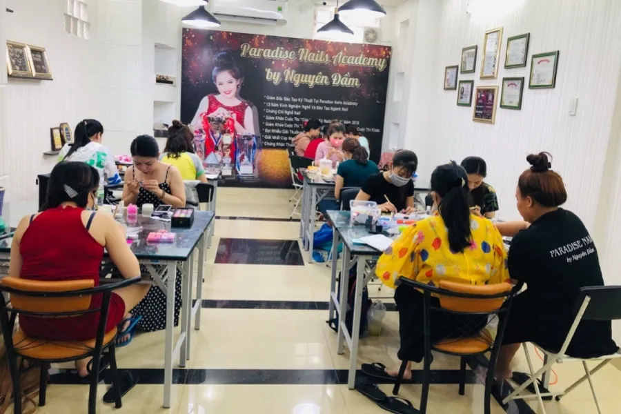 Học viên có thể lựa chọn khóa đào tạo nail đa dạng tại Paradise Nails, từ căn bản đến chuyên nghiệp