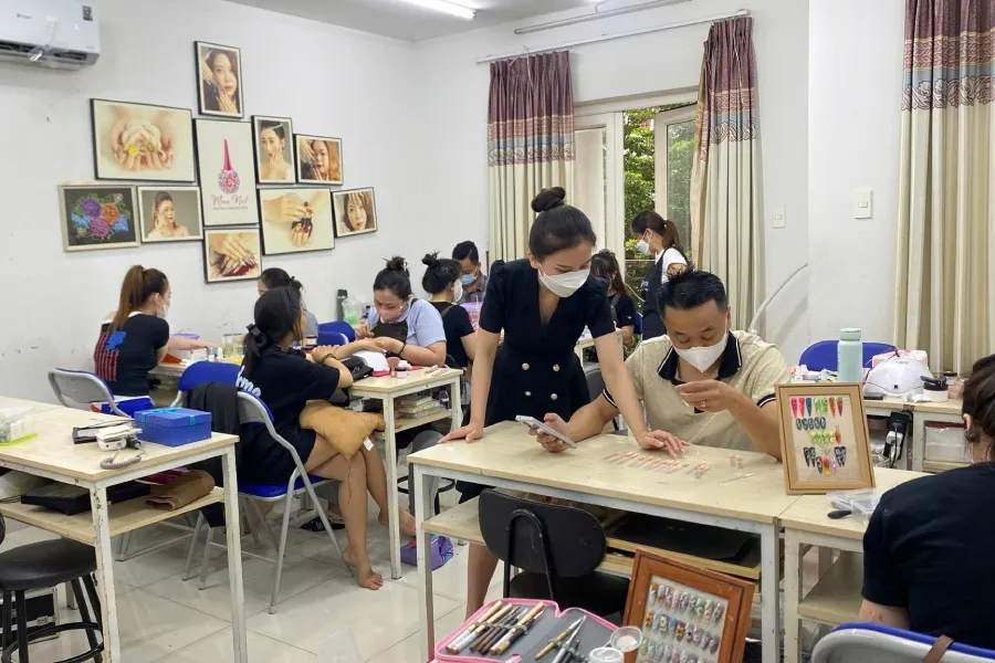 Giảng viên tại Mona Nail luôn tận tình hướng dẫn và theo sát học viên trong từng bước thực hành kỹ thuật