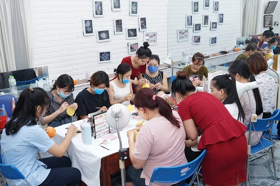 Tại Oanh Nails, giảng viên tùy chỉnh hướng dẫn theo khả năng tiếp thu của từng học viên