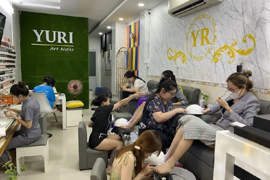 Kinh nghiệm dày dặn của giảng viên YURI Nails giúp học viên nắm vững kỹ năng nhanh chóng