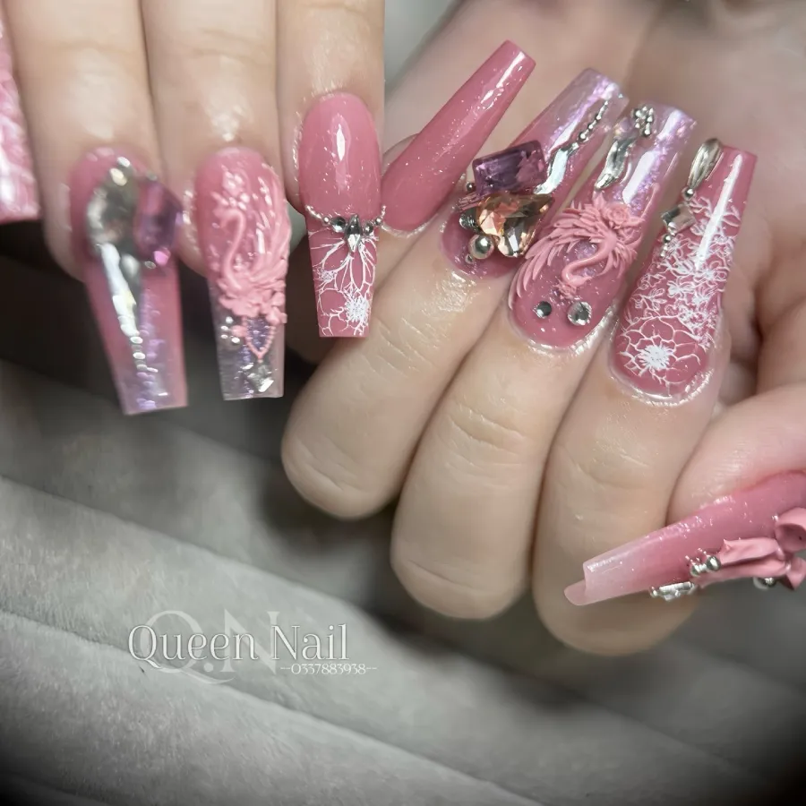 Tác phẩm nail đính phụ kiện sáng tạo do học viên Nail Queen thực hiện