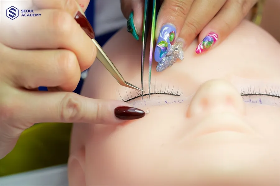 Học viên được hướng dẫn chi tiết và làm quen với các kỹ thuật cơ bản trong quá trình học nối mi