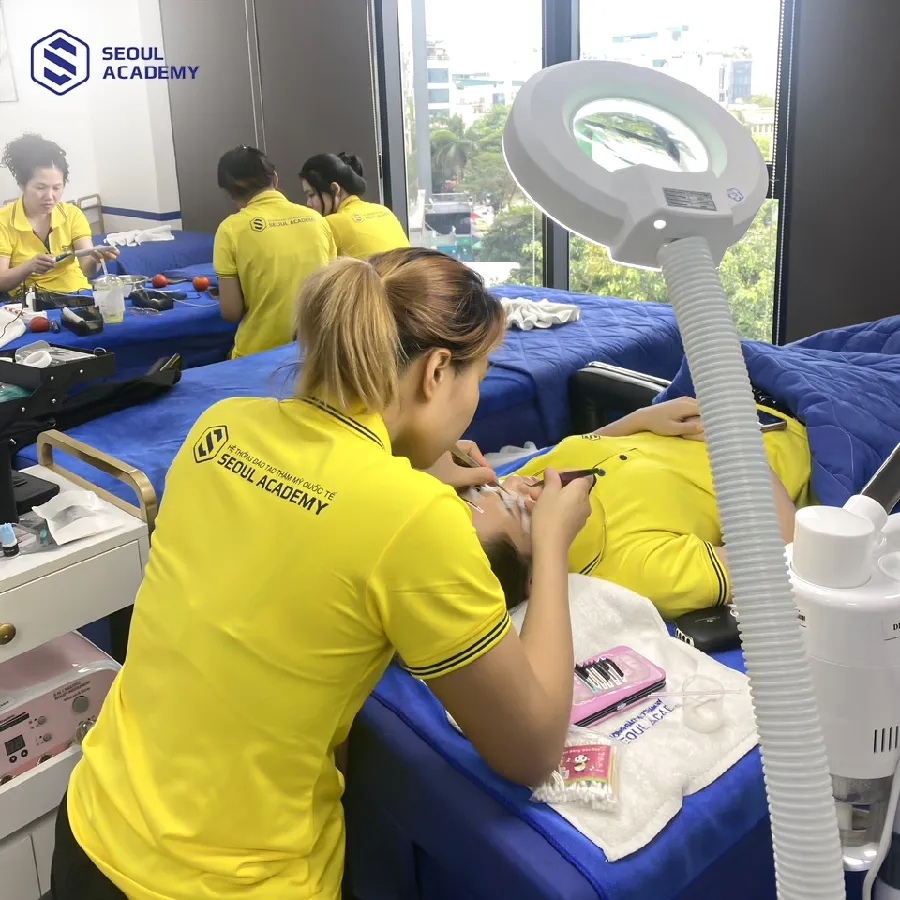 Với  thời lượng thực hành lên đến 90%, học viên được rèn luyện liên tục để nhanh chóng thành thạo kỹ năng nối mi