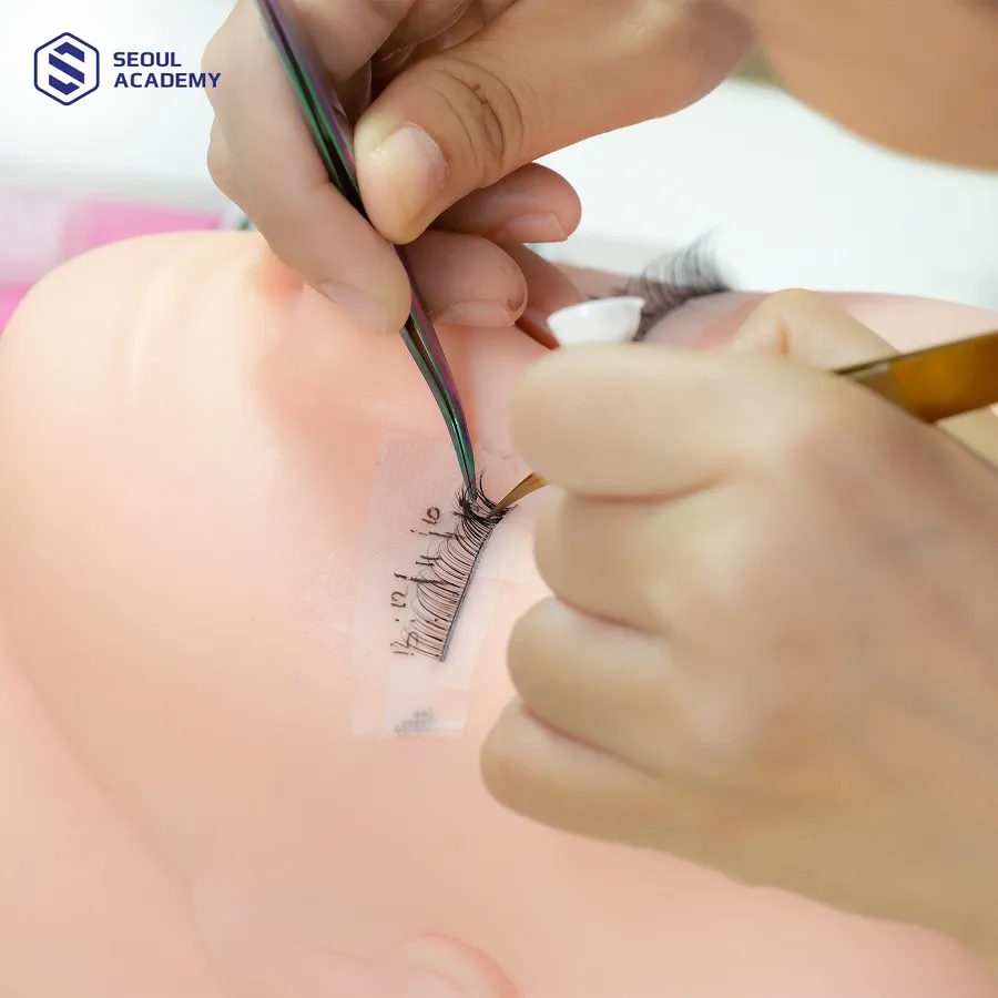 Học nối mi trên manocanh là bước quan trọng bắt buộc giúp bạn làm quen và thành thạo các kỹ thuật trước khi lên mẫu thật