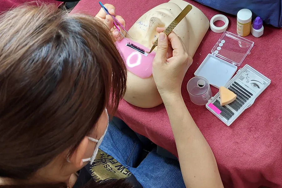 Chuẩn bị đầy đủ dụng cụ cần thiết như quá trình nối mi cho khách hàng