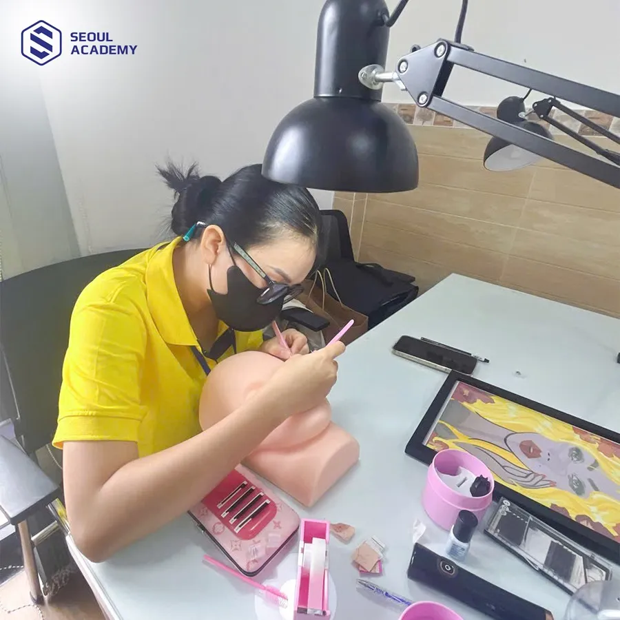 Chuẩn bị phòng thực hành đầy đủ ánh sáng và dụng cụ cần thiết