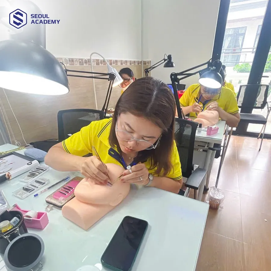 Đặt mi nối chính xác trên manocanh