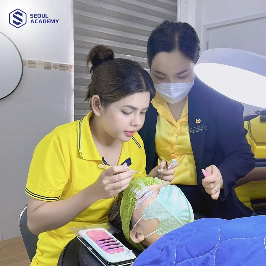Học nối mi tại Seoul Academy học viên sẽ được giảng viên kèm tận tình từ thực hành trên manocanh đến người thật