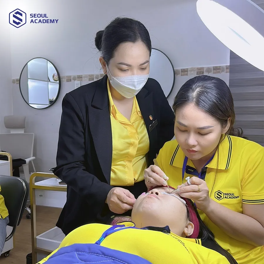 Khi bạn thực hiện thành thạo các kỹ năng nối mi sẽ được thực hiện trên người thật dưới sự chỉ dẫn 1:1 của giảng viên