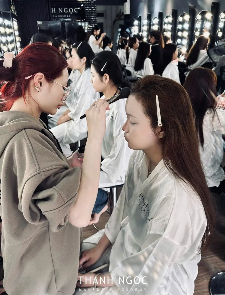 Học viên thực hành trang điểm tại Thanh Ngọc Makeup Academy