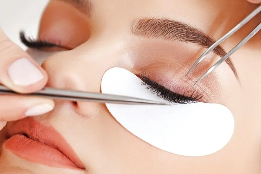 Học uốn mi là quá trình hoc cách sử dụng hóa chất, dụng cụ uốn mi chuyên nghiệp