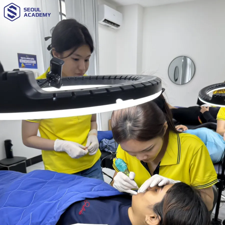 Khóa học phun xăm môi có chi phí chênh lệch khác nhau vì còn tùy thuộc vào nội dung đào tạo