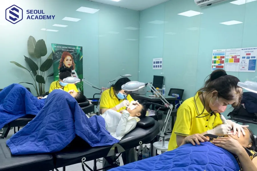 Thời gian học xăm mày môi có thể kéo dài từ 1 - 6 tháng tùy theo nội dung đào tạo của từng khóa học