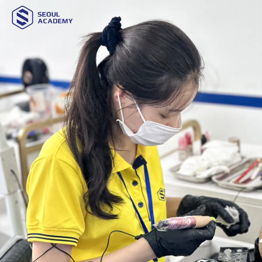 Học viên sẽ thực hiện chuẩn bị dụng cụ phun xăm trước khi bắt đầu thực hiện