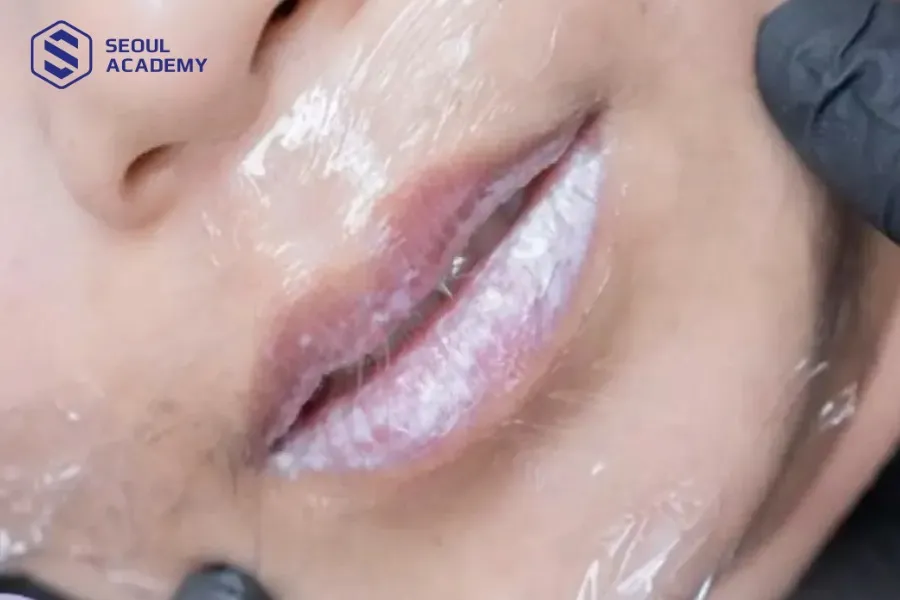 Học viên sẽ ủ tê môi trên mẫu thật để giảm tối đa cảm giác đau rát khi thực hiện