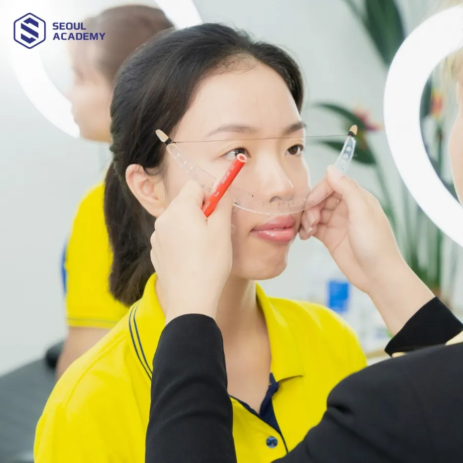 Dựa vào đặc điểm khuôn mặt của mẫu mà học viên sẽ được hướng dẫn định hình dáng môi phù hợp