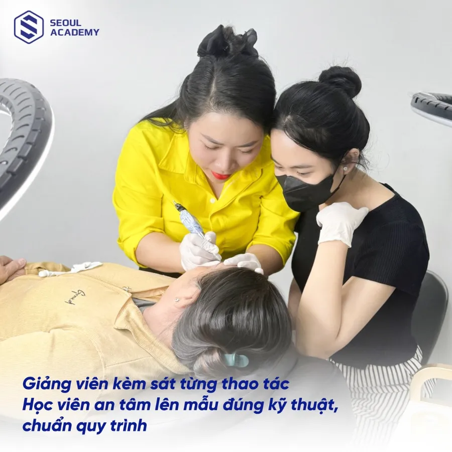 Giảng viên sẽ trực tiếp hướng dẫn và kèm sát từng thao tác trong quá trình học viên thực hiện phun môi