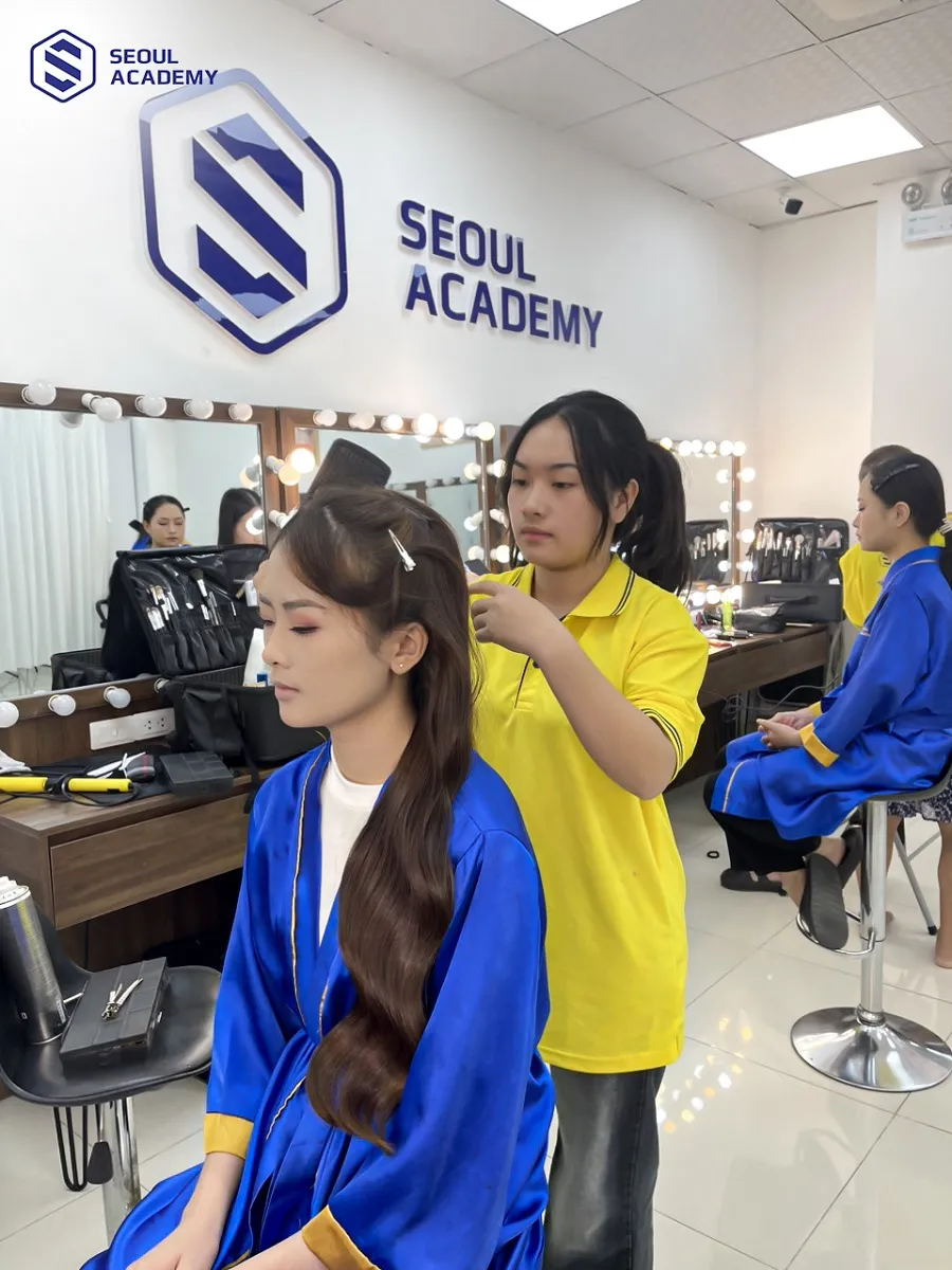 Học viên thực hành cắt fade trên mẫu thật