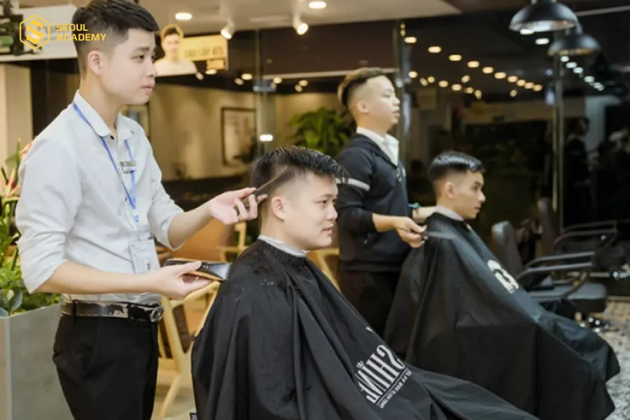 Học viên được rèn luyện tư thế cầm kéo, lược và thao tác cắt chuẩn Salon