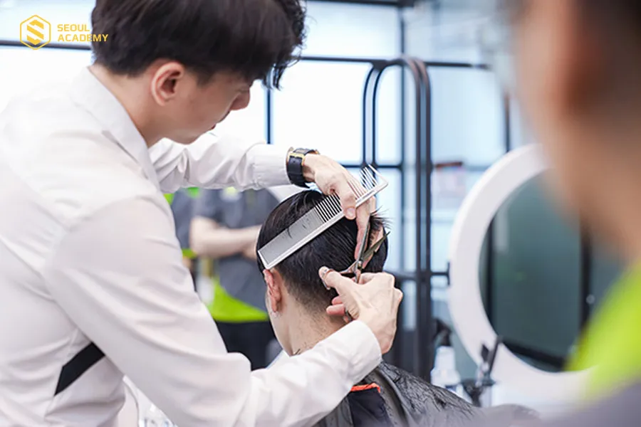 Học viên được đào tạo về khả năng sáng tạo với các kiểu tóc xu hướng tại Seoul Academy