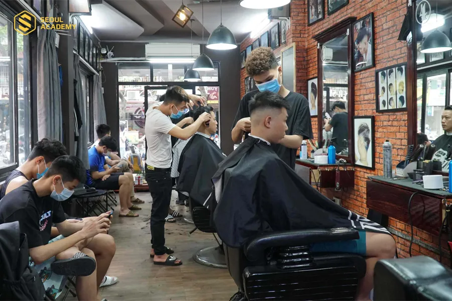 Học viên cũng sẽ được trang bị các kỹ năng mềm để trở thành thợ cắt tóc chuyên nghiệp