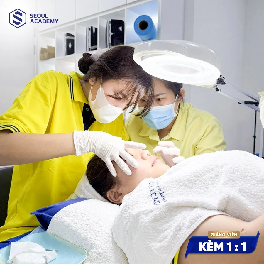 Các học viên đang được thực hành massage, chăm sóc body Các học viên đang được thực hành massage, chăm sóc body